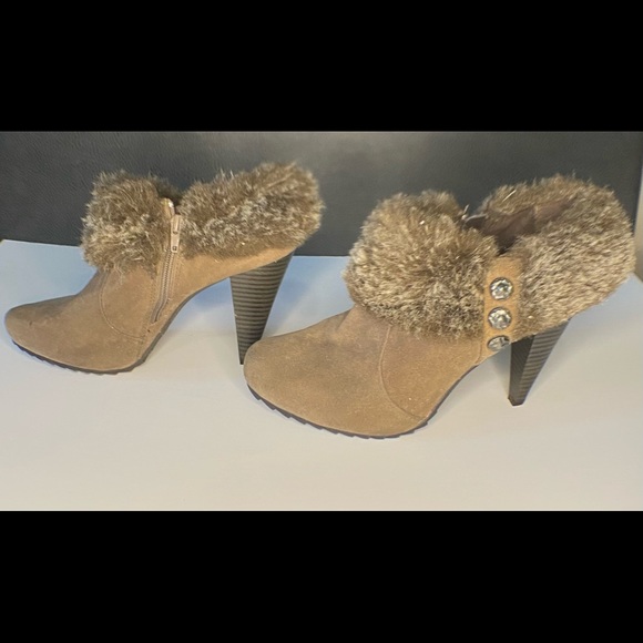 Gray heels - Picture 2 of 3